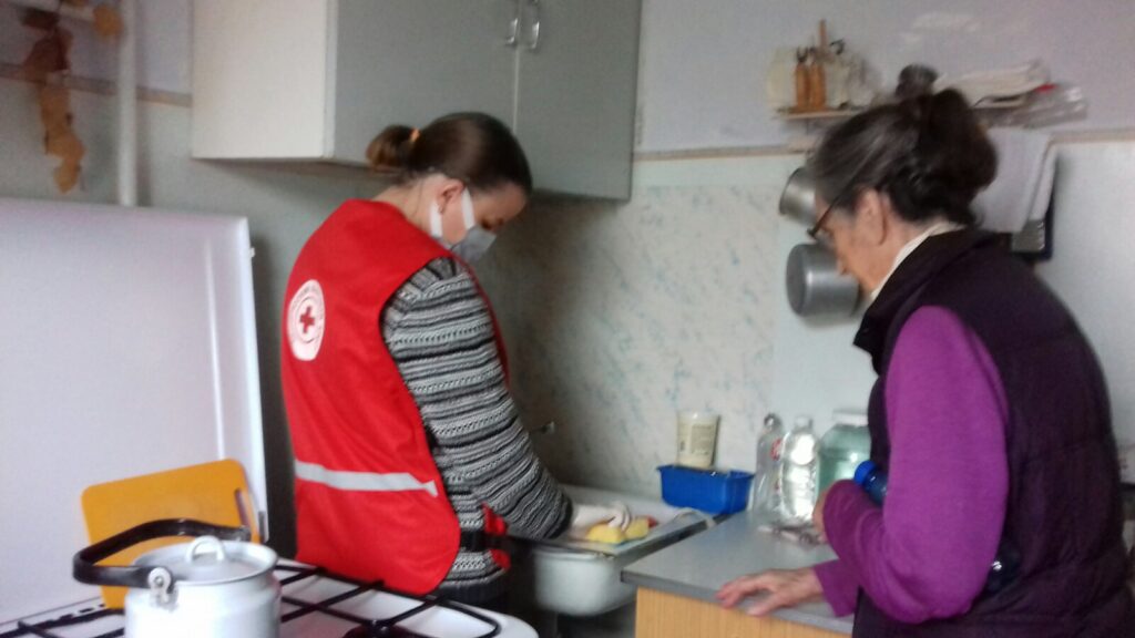 Волонтеры Красного Креста помогают пожилым
